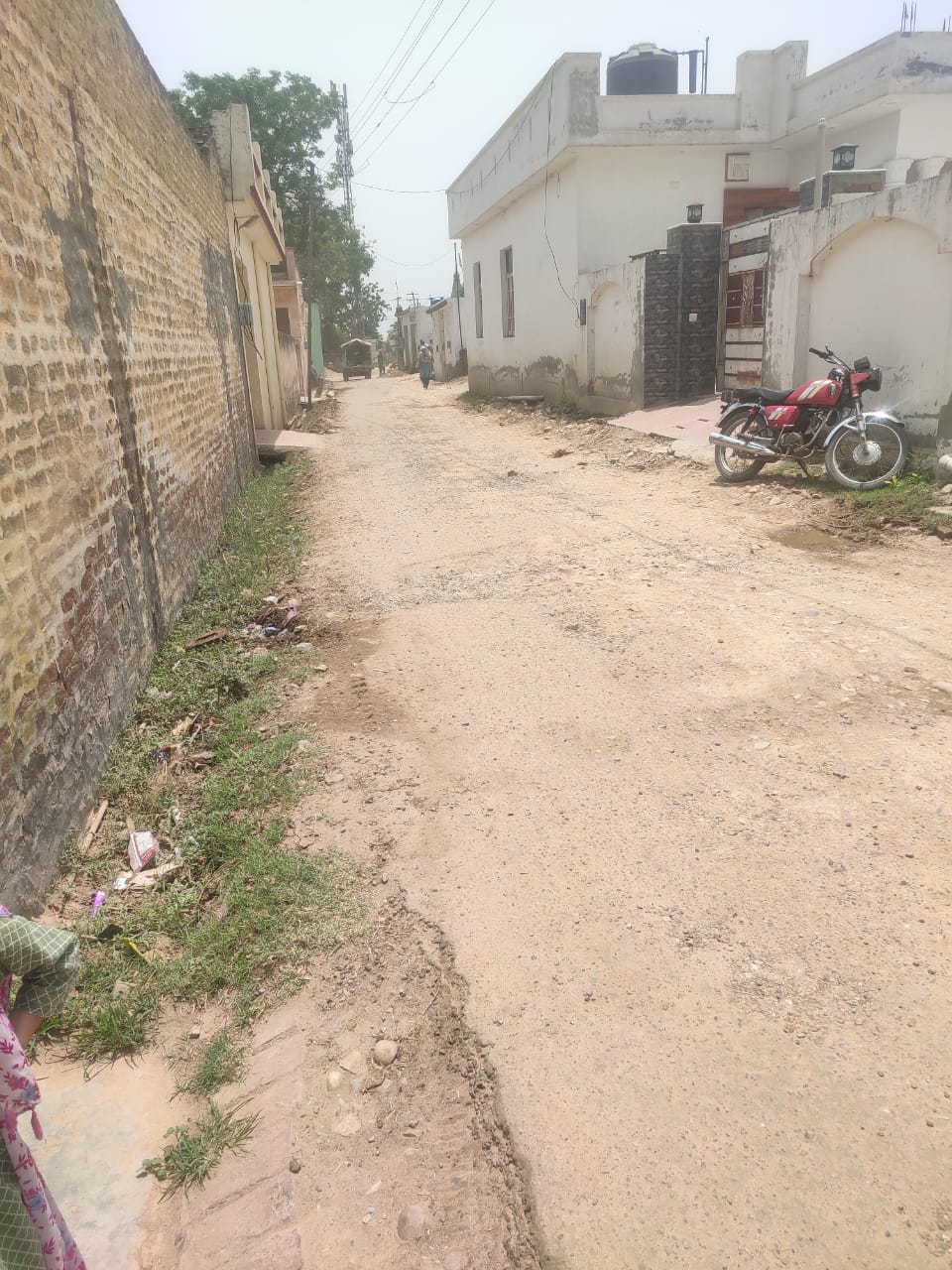 Demand to rebuild the dilapidated drain along the road